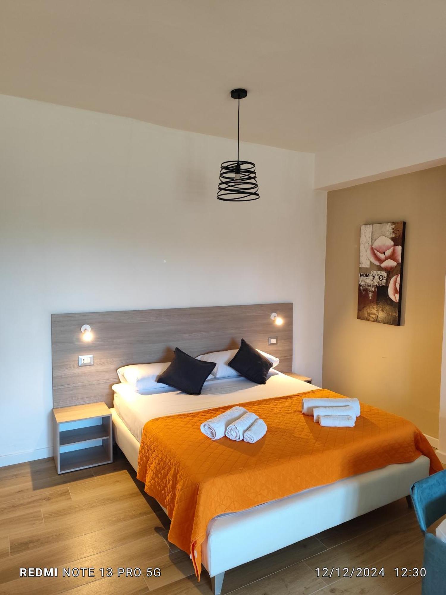 La Perla Amantea - Rooms & Apartaments Стая снимка